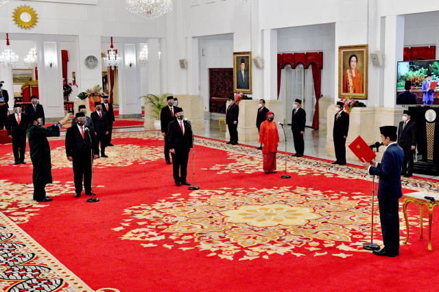 Presiden Joko Widodo memimpin upacara pelantikan menteri Kabinet Indonesia Maju di Istana Negara Jakarta, Rabu (23/12). Foto: Agus Suparto/Setpres/Antara Foto