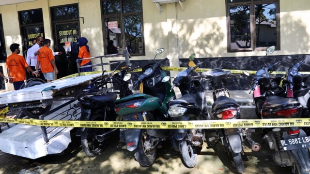 Foto: Barang Bukti dan Tersangka Kasus Curanmor di Polda Aceh (28900)