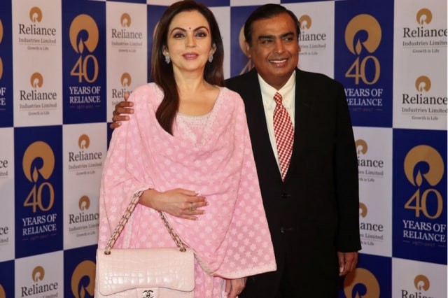 Mukesh Ambani dan istri. Foto: Reuters