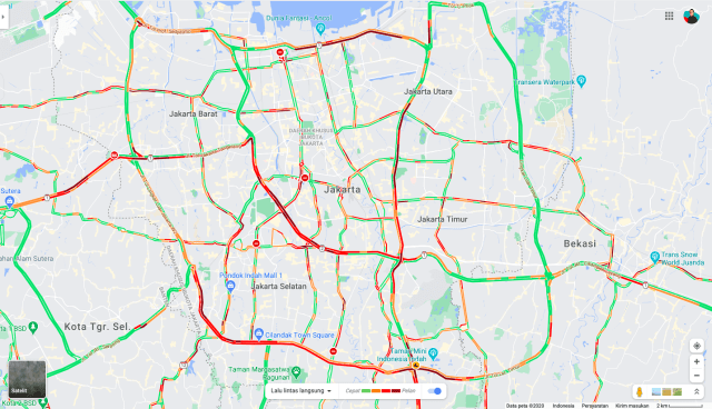 Google Maps memperlihatkan sejumlah ruas jalan di Jabodetabek dalam kondisi macet, ditandai dengan warna merah. Foto: Google Maps