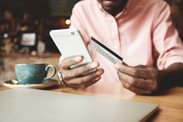 Ilustrasi transaksi keuangan menggunakan mobile banking. Foto: Shutterstock