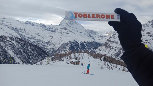 Toblerone mendapatkan inspirasi logo dari Matterhorn. Foto: Daniel Chrisendo/kumparan