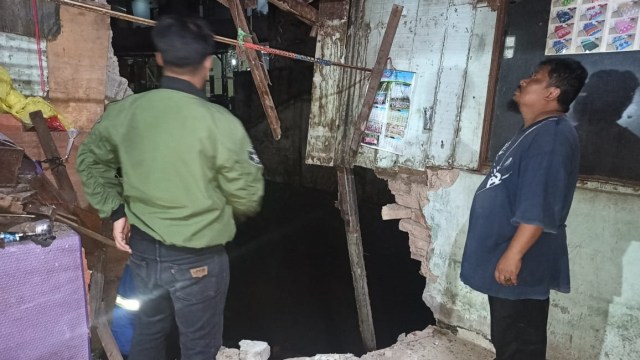 Salah satu rumah warga yang terletak di Kecamatan Astana Anyar, Kota Bandung, roboh terkena derasnya aliran sungai Citepus pada Rabu (23/12). Foto: Dok. Istimewa