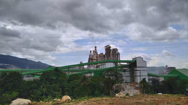Pabrik semen milik PT Semen Padang. Foto: Ahmad/Langkan