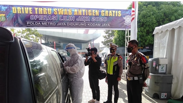 Polda Metro Jaya dalam rangka Ops Lilin Jaya-2020 melakukan Drive Thru Swab Antigen gratis kepada masyarakat pengguna jalan Tol di Rest Area  Km 19 Tol Cikampek. Foto: Twitter/@TMCPoldaMetro