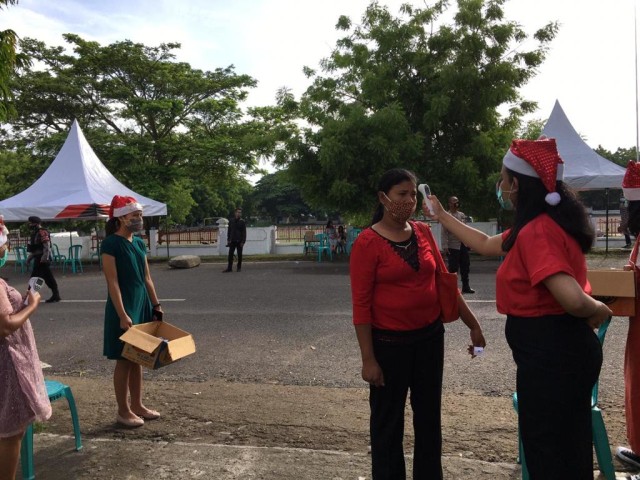 Umat yang akan mengikuti Kebaktian Natal di Gereja GMIT Kalvari, diperiksa suhu tubuhnya oleh petugas dari gereja. Foto: istimewa. 