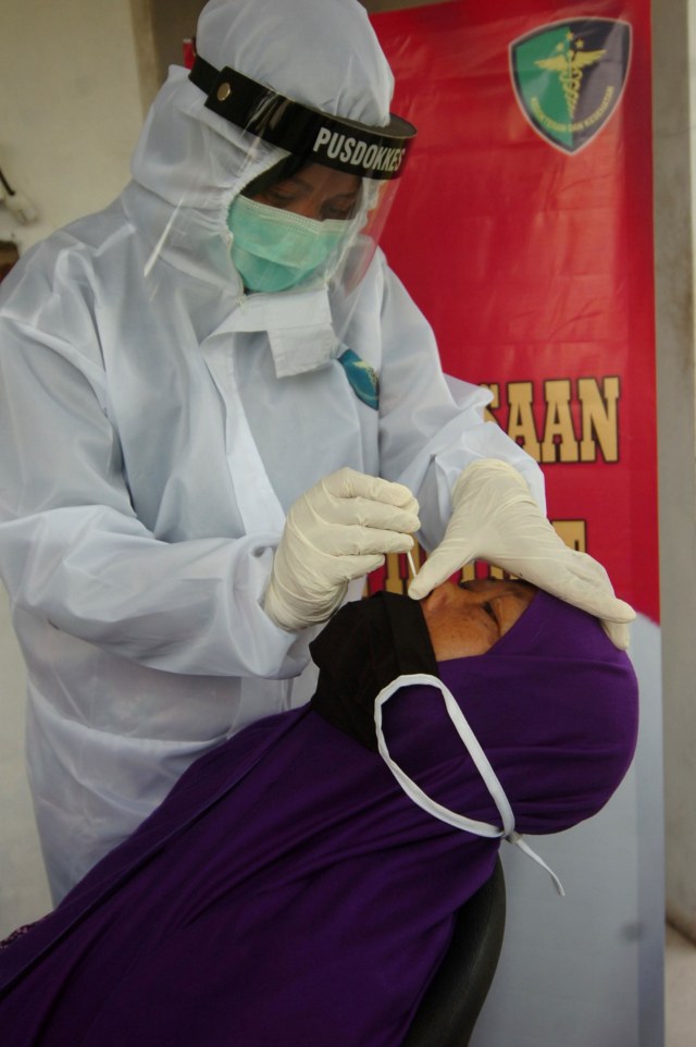 Petugas medis melakukan tes cepat (rapid test) antigen kepada pemudik yang singgah di Rest Area KM 262 A, di Jalan Tol Pejagan-Pemalang, Brebes, Jawa Tengah. Foto: Oky Lukmansyah/Antara Foto