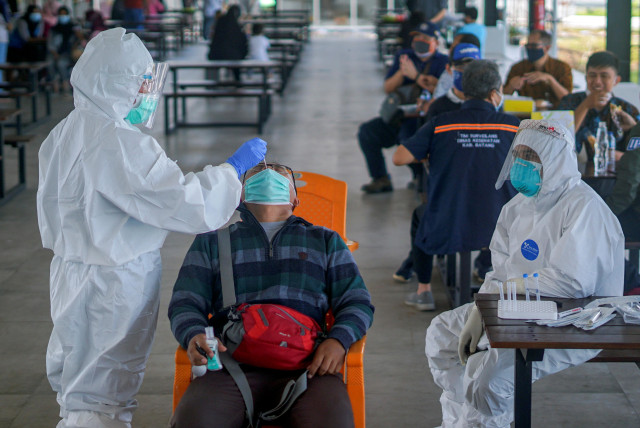 Foto: Rapid Test Antigen di Rest Area Transjawa saat Libur Natal dan Tahun Baru (385165)