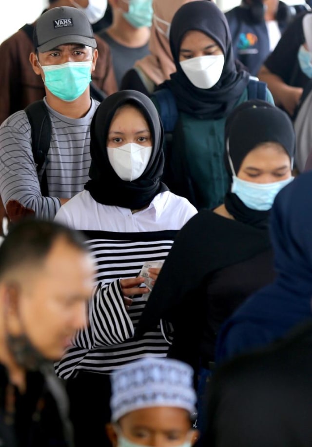 Penumpang kapal penyeberangan di Pelabuhan Ulee Lheue, Banda Aceh, terlihat mengenakan masker saat mengantre untuk ke Sabang, Kamis (24/12). Foto: Suparta/acehkini