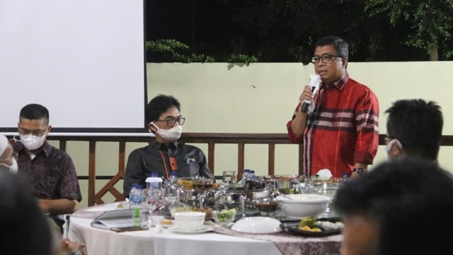 Sekretaris Provinsi Sulawesi Barat, Muhammad Idris, saat menerima kunjungan Direktur Pengembangan Destinasi Regional II Deputi Bidang Pengembangan Destinasi dan Infrastruktur Kemenparekraf, Rabu malam (23/12). Foto: Dok. Kominfo Sulbar