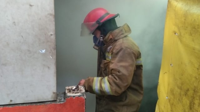 Petugas pemadam kebakaran berusaha memadamkan kebakaran rumah makan di Puncak, Bogor.  Foto: Dok. Istimewa