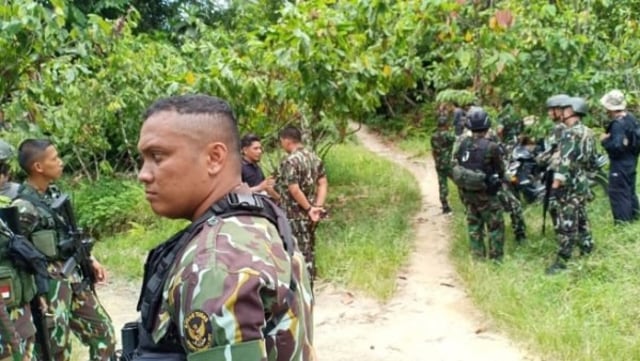 Satgas Brimob Mabes Polri dalam Operasi Tinombala pengejaran terhadap kelompok teroris Mujahidin Indonesia Timur di Poso, Sulawesi Tengah. Dok. PaluPoso