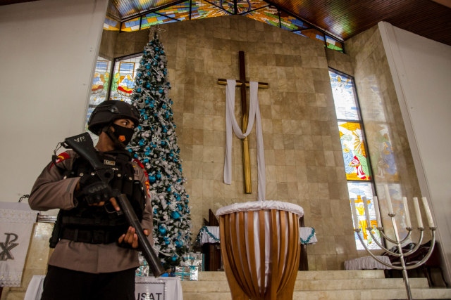 Anggota Kepolisian melakukan pengamanan dan sterilisasi jelang ibadah Natal di Gereja HKBP Ressort Bandung Riau, Bandung, Jawa Barat, Kamis (24/12).  Foto: Novrian Arbi/ANTARA FOTO