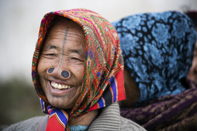 Perempuan Suku Apatani yang menyumbat hidung. Foto: Shutterstock