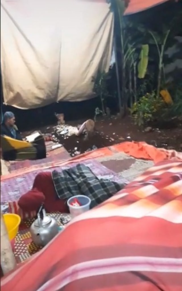 Viral pria bernama Ardy dirikan tenda dan mengaji di samping makam istri. (Foto: TikTok @kang_ardy)