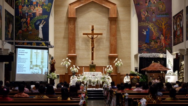 Suasana Ibadah Misa di Gereja Katolik Santo Antonius Yogyakarta. Foto: Arfiansyah Panji Purnandaru/kumparan