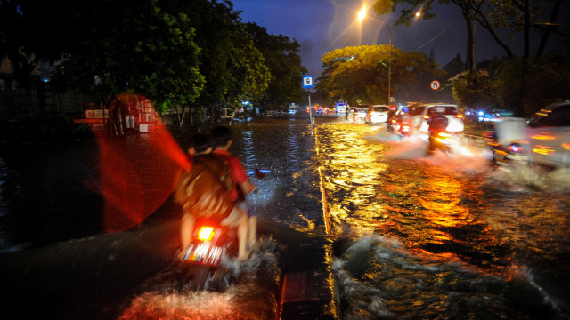Pengendara motor menerjang air yang menggenangi Jalan Soekarno-Hatta di Gedebage, Bandung, Jawa Barat, Kamis (24/12). Foto: Raisan Al Farisi/ANTARA FOTO