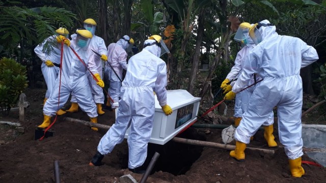 Jenazah Haryati Agus Setriyani (55) dimakamkan di TPU Penjalin Slawi Kulon dengan protokol kesehatan. 
