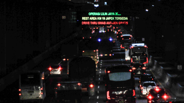 Sejumlah kendaraan melaju di tol Jakarta-Cikampek di Bekasi, Jawa Barat, Kamis (24/12).  Foto: Fakhri Hermansyah/ANTARA FOTO
