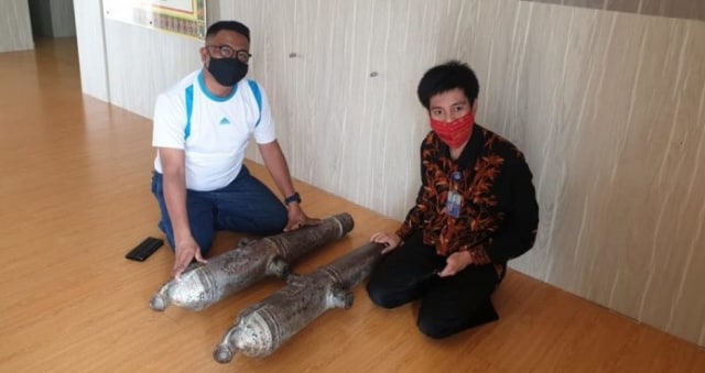 ﻿﻿﻿Meriam zaman Belanda yang didatangkan dari Kecamatan Belakang Padang tiba di Museum Raja Ali Haji Batam. Foto: Disbudpar Batam.