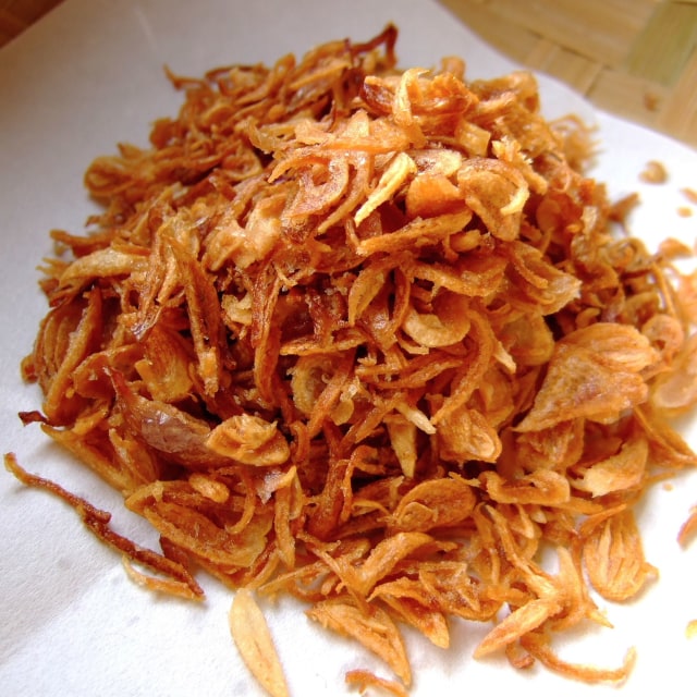 Bawang merah goreng yang gurih dan renyah. Foto: Wikemedia Commons