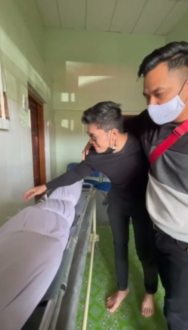 Viral pria asal Malaysia bernama Hafiz Mahamad yang batalkan pekerjaan demi merawat sahabatnya yang stroke, kini sahabatnya telah meninggal dunia. (Foto: Instagram/@hafizmahamad)