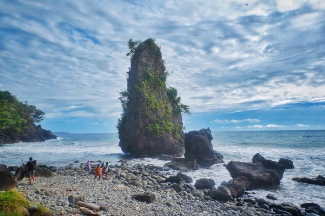 Pemandangan batu karang menjulang di Pantai Batu Tihang Pesisir Barat, Jumat (4/12) | Foto : Sidik Aryono/Lampung Geh