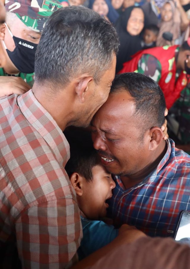 Seorang nelayan Aceh yang sepekan hilang di laut disambut pelukan hangat dan tangis haru oleh keluarga sesampai dengan selamat di PPS Lampulo, Banda Aceh, Jumat (25/12). Foto: Suparta/acehkini