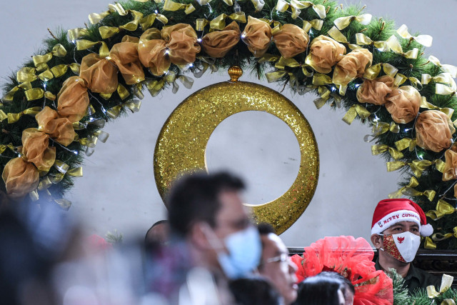 Umat Kristiani mengikuti ibadah Misa Natal di Gereja GPIB Sion, Tamansari, Jakarta Barat, Jumat (25/12/2020).  Foto: M Risyal Hidayat/ANTARA FOTO