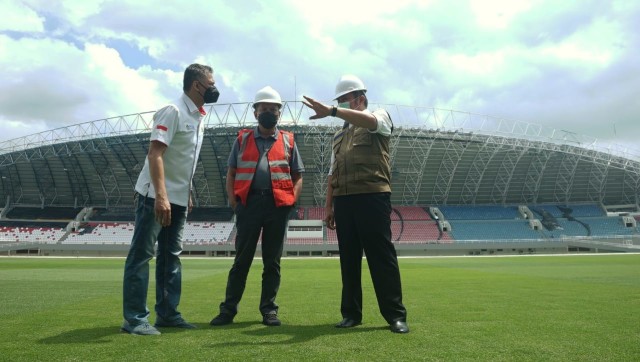 Menpora RI, Zainudin Amali bersama Gubernur Sumsel, Herman Deru, saat meninjau renovasi Stadion GSJ Palembang. (foto: Ary Priyanto/Urban Id)