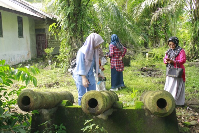 Disparbudpora-Duta Wisata Aceh Barat Kunjungi Meriam Bersejarah yang Tak Terawat (72082)