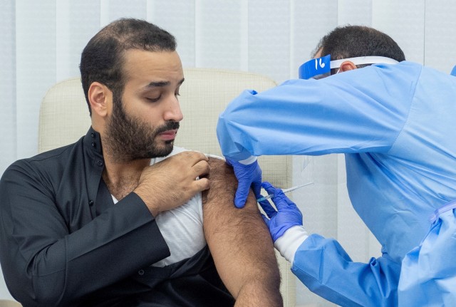 Pangeran Arab Saudi, Mohammed bin Salman menerima vaksin COVID-19 di Riyadh, Arab Saudi.  Foto: Reuters/Dok. Saudi Royal Court