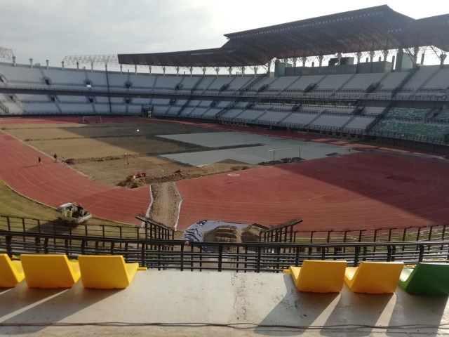 Stadion GBT di Surabaya. Renovasi stadion ini tetap dilanjutkan meski pelaksanaan Piala Dunia U-20 ditunda tahun 2023. Foto-foto: Masruroh/Basra ﻿