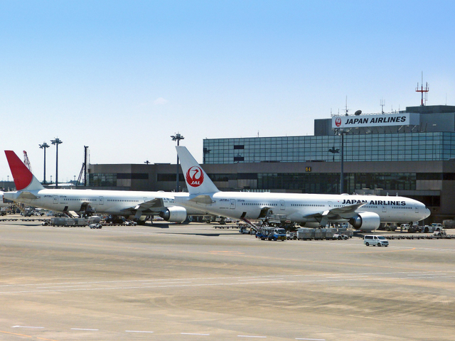 Pesawat Japan Airlines di bandara Foto: Pixabay