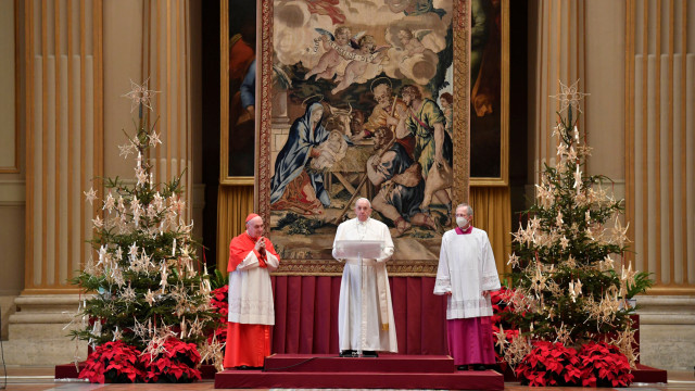 Paus Fransiskus mengenaikan masker menyampaikan pidato Urbi et Orbi pada Hari Natal tradisionalnya ke kota dan dunia secara virtual. Foto:  Vatican Media/Handout via REUTERS