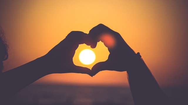 Peneliti mengungkapkan soal satu cara agar seseorang mudah mendapatkan cinta dan kasih sayang dengan mudah. Foto. dok: Pixabay