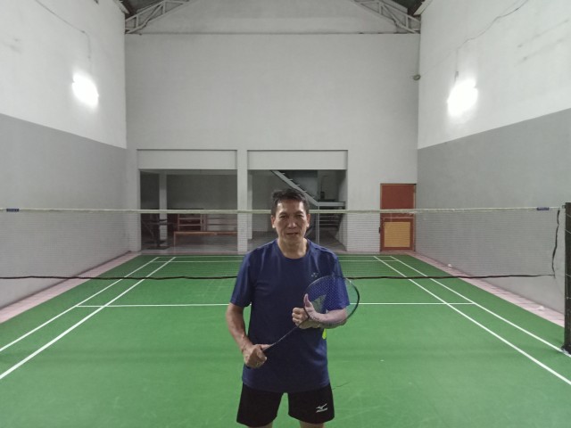 Pengusaha Soelipno saat berada di lapangan Bulutangkis miliknya, Rabu (23/12/2020). (foto: irham thoriq)