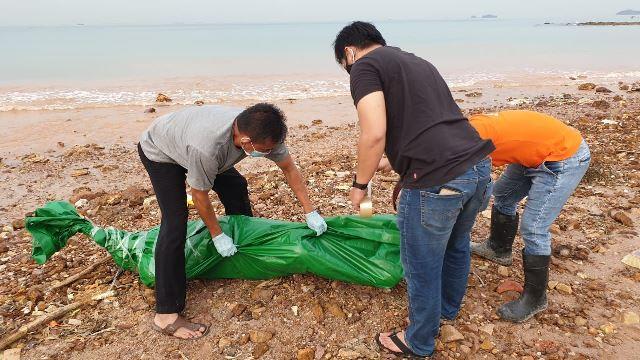 Polisi melakukan evakuasi jenazah tanpa identitas di laut Bengkong (Foto:Reza/Batamnews) 