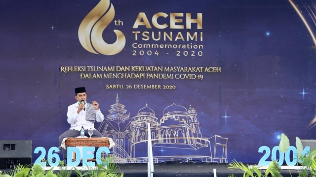 Profesor Fauzi Saleh saat memberikan tausiah pada peringatan 16 tahun tsunami Aceh di Stadion Harapan Bangsa, Sabtu (26/12). Foto: Suparta/acehkini