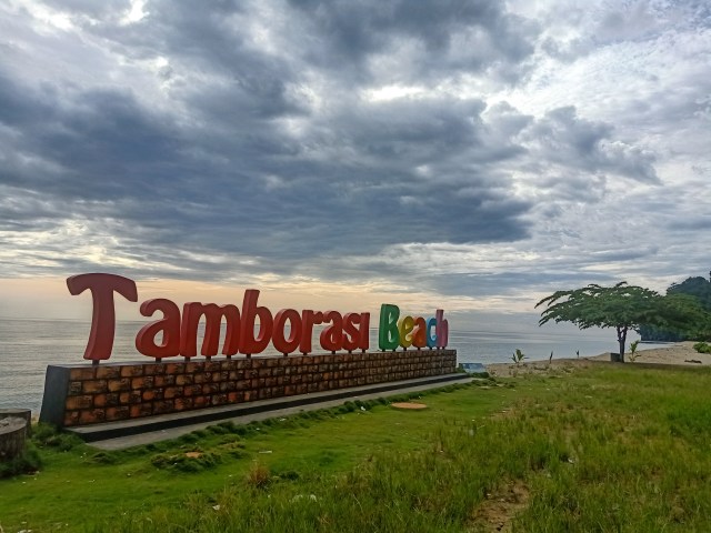 Pantai Tamborasi yang berada tepat di lokasi sungai terpendek di dunia. Foto: Deden Saputra/kendarinesia.