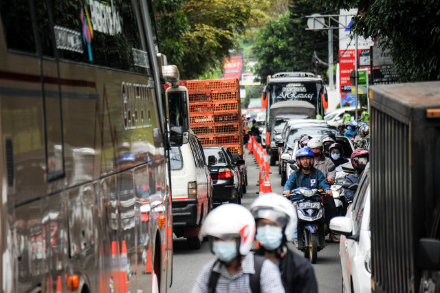 Kendaraan terjebak kemacetan di Kawasan Wisata Lembang, Kabupaten Bandung Barat, Jawa Barat, Sabtu (26/12/2020).  Foto: Raisan Al Farisi/ANTARA FOTO