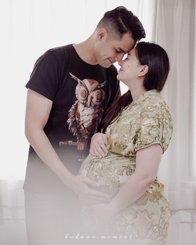Potret Jonas Rivanno dan Asmirandah sebelum melahirkan. Foto: Instagram @bukaan.moment