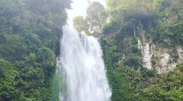 Terpeleset Seorang Remaja Jatuh dari Puncak Air  Terjun  di  