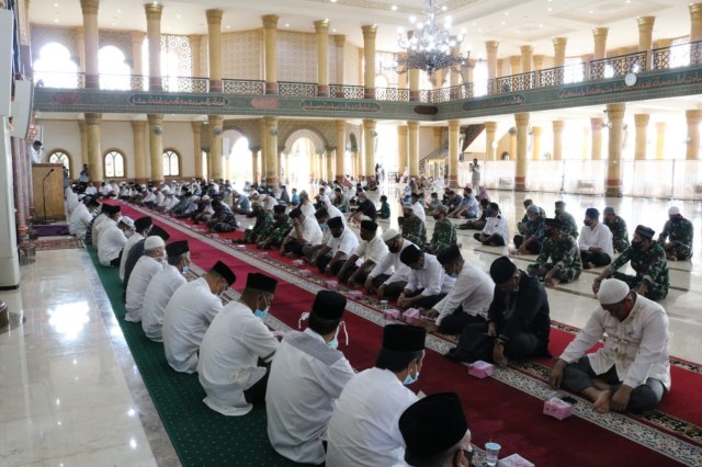 Warga Aceh Barat mengenang 16 tahun tsunami Aceh dengan berkumpul di masjid untuk membacakan Al-Qur'an dan mendoakan para syuhada korban tsunami. Foto: Diskominsa Aceh Barat