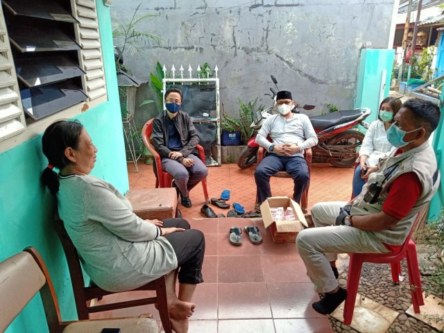 Suasana rumah duka warga yang pingsan dan meninggal saat antre bansos di Depok. Foto: Dok. Istimewa