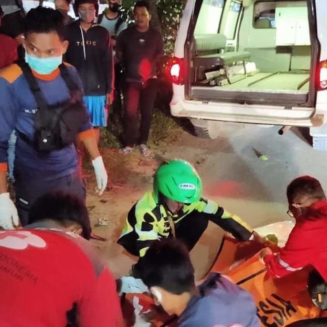 Korban saat dievakuasi oleh relawan PMI Sampit. (FOTO: Dokumen PMI Sampit)