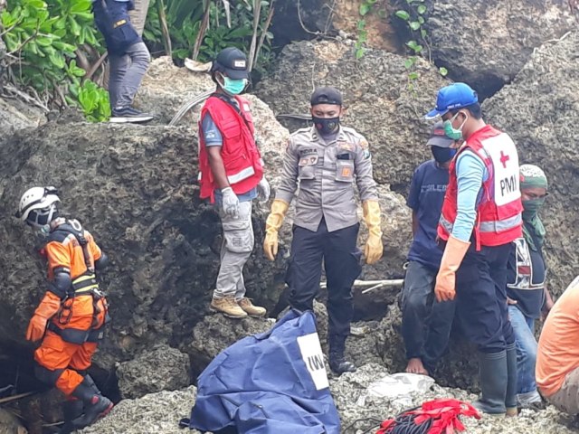 Tim SAR saat mengevakuasi mayat tanpa kepala di Pantai Modangan, Malang.