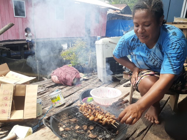 Ulat Sagu, Kuliner Gurih Khas Danau Sentani Jayapura Papua (345256)