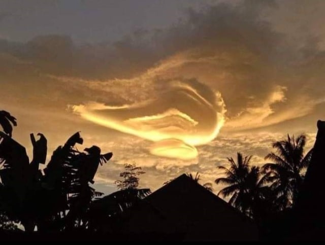 Viral Fenomena Gumpalan Awan Mirip UFO di Langit Tanggamus, Ini Penjelasannya (2)