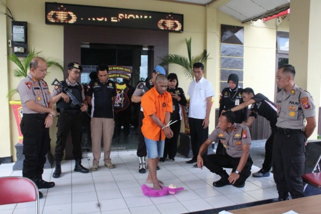 Pelaku pemerkosaan terhadap anak kandung Robendi(43) saat diamankan di Mapolres Murung Raya.